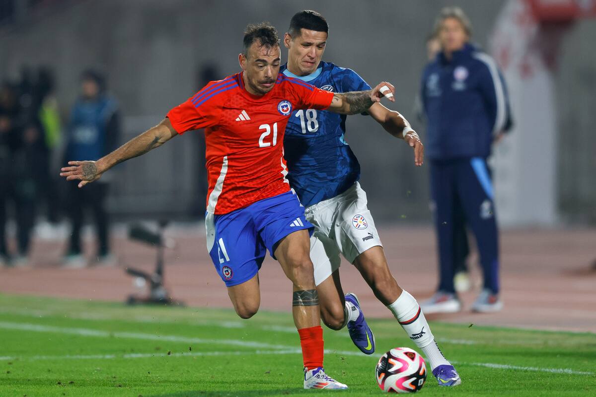 Contra la Selección de Paraguay, en un amistoso jugado el 11 de junio de 2024, el defensa vistió la camiseta de Chile. En la foto, cerrándole el paso al paraguayo Álex Arce. Foto: Aton