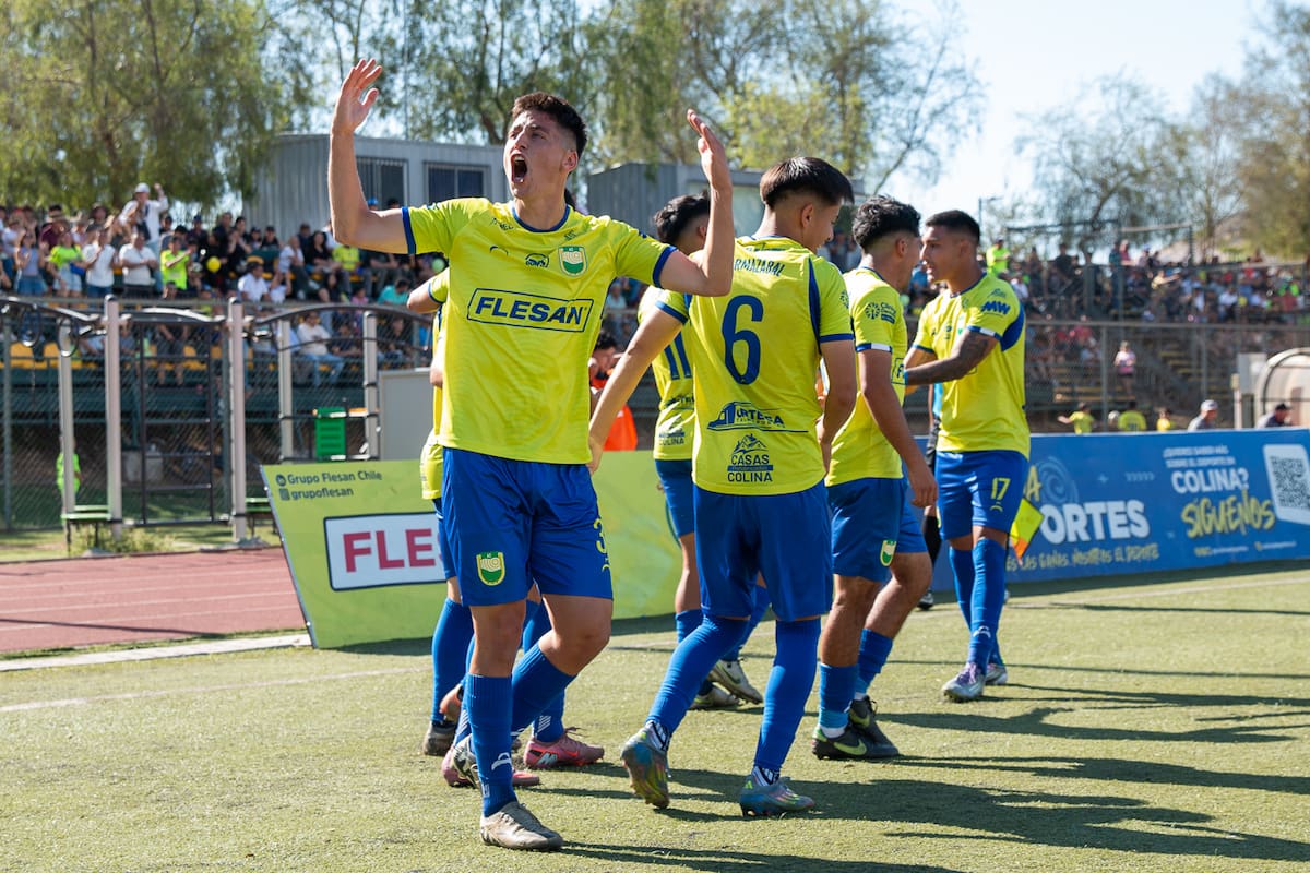 El delantero de Atlético Colina celebra su gol en el duelo frente a Lautaro de Buin por la Tercera División A. Foto: Felipe Escobedo