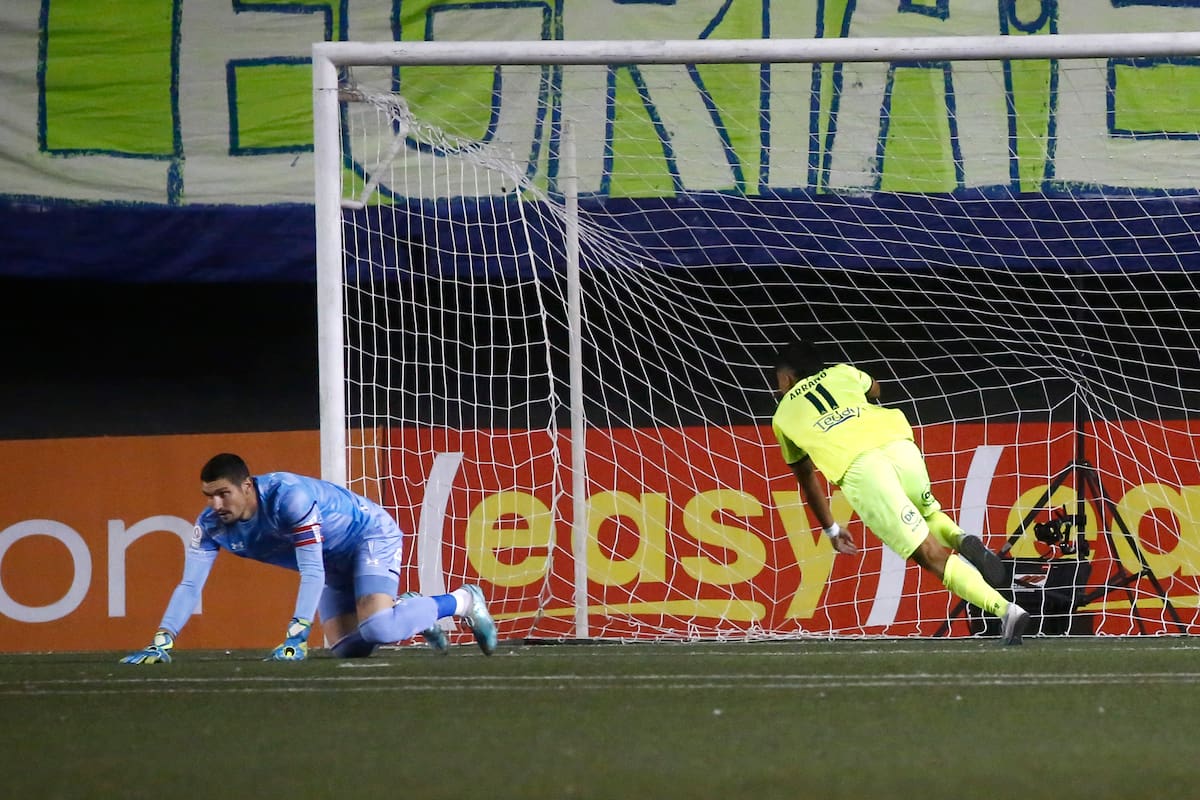 Matías Dituro cometió un error en el partido de la UC ante Deportes Colina (Foto: Aton)
