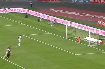 VIDEO | Lo echan de menos en la UC: Matías Dituro se luce atajando penal en Turquía