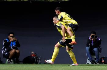 Era el compañero ideal para Humberto Suazo y ahora quedó sin club: el triste presente de Matías Donoso