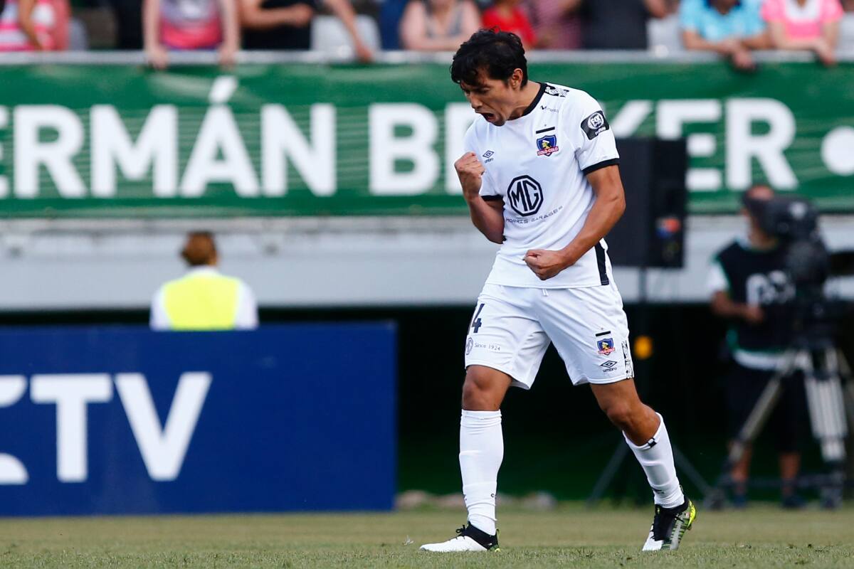 celebrando con la camiseta de Colo Colo en la Copa Chile (Foto: Aton)