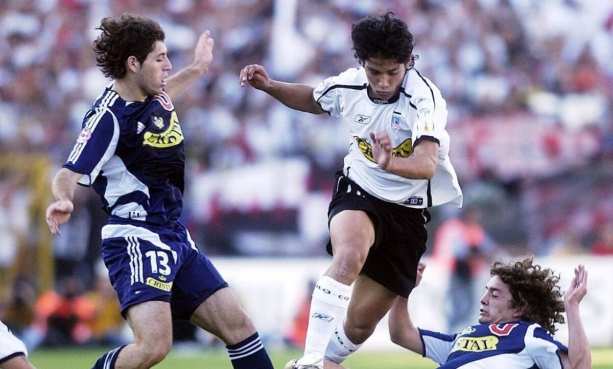 Matías Fernández jugando el Superclásico entre la U y Colo Colo.