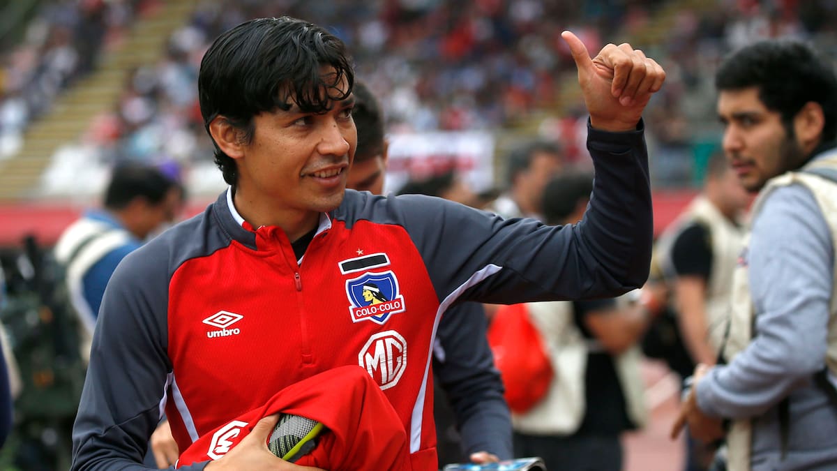 Ganó 13 títulos en Europa, jugó dos mundiales y le pidió a Matías Fernández: “Llévame a Colo-Colo”