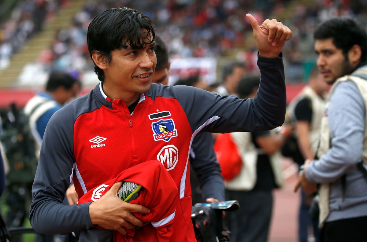Ganó 13 títulos en Europa, jugó dos mundiales y le pidió a Matías Fernández: “Llévame a Colo-Colo”