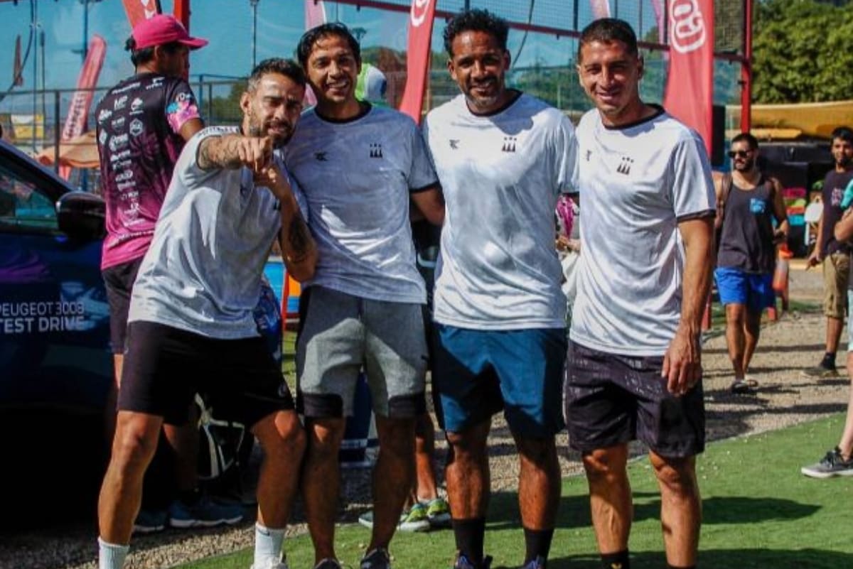 El exfutbolista compartió con Valdivia, Beausejour y Carmona en torneo de pádel. Foto: Ismael Huerta / El Día