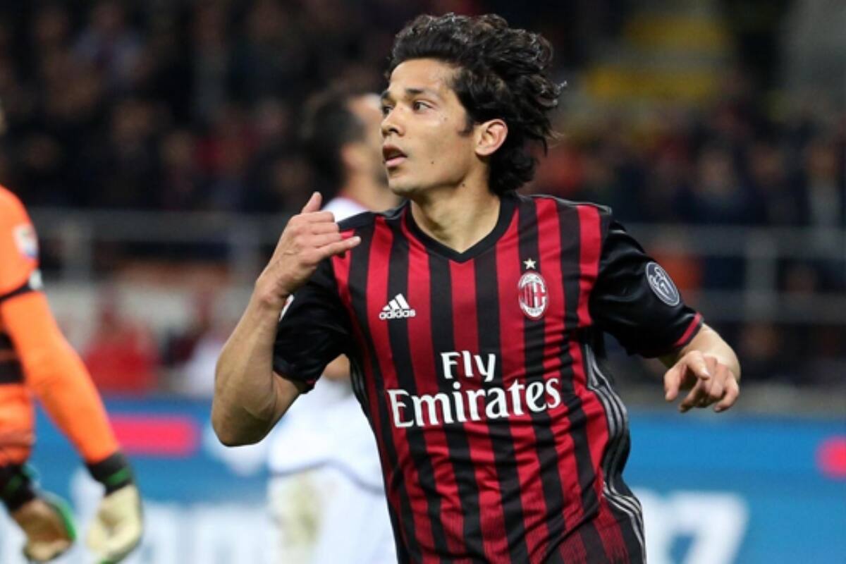 celebrando su único gol en el Milan en 2017.