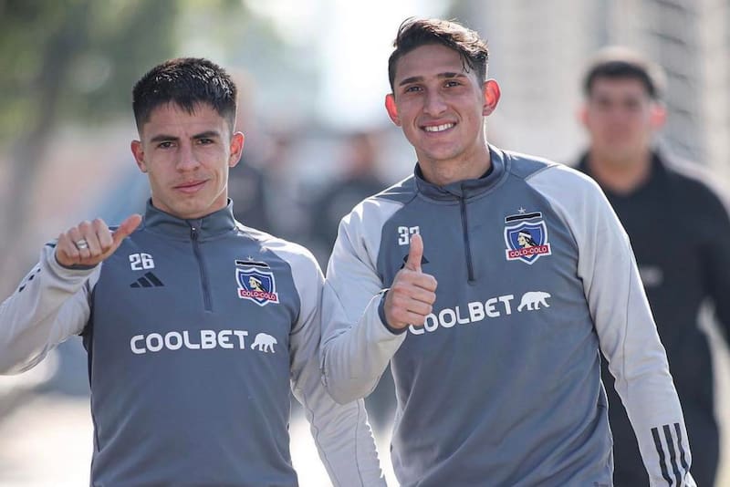 El lateral derecho junto al delantero Matías Moya en la intertemporada 2023 de Colo Colo. (Foto: @colocolooficial)