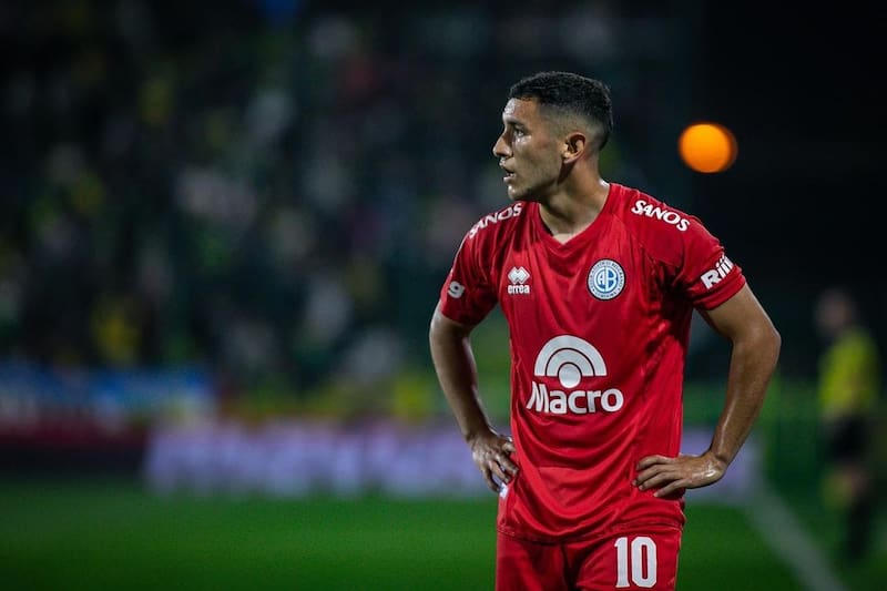 con la camiseta de Belgrano de Córdoba en Argentina.