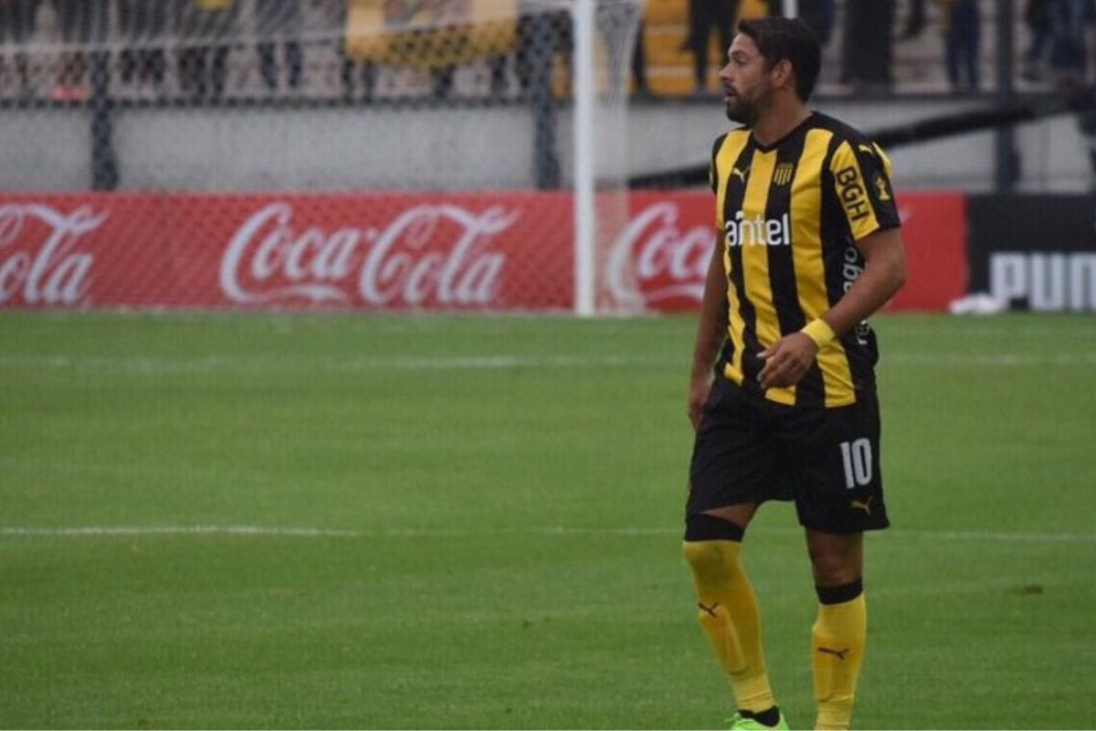 La primera vez que el uruguayo vino a Chile fue para una Copa Libertadores. Vestía los colores de Peñarol y enfrentó a la UC.