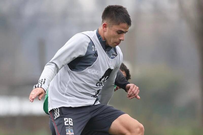 El delantero de Colo Colo tiene dos ofrecimientos para partir a préstamo al extranjero. (Foto: @colocolooficial)