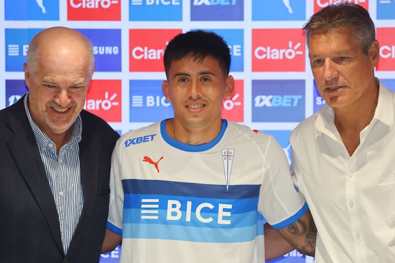 . El volante siendo presentado en la UC. Foto: Agencia Aton.