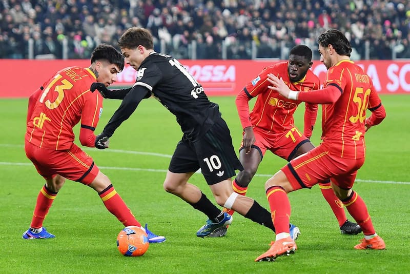 Contra Kenan Yidliz, gran culpable de su salida anticipada del partido. Foto: EFE