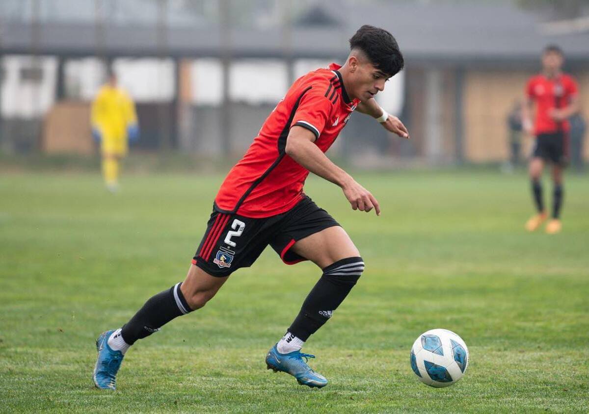 El lateral de Colo Colo pide camiseta.