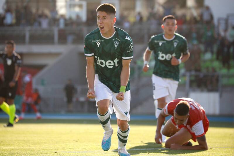 defendiendo la camiseta de Santiago Wanderers (Foto: Photosport)