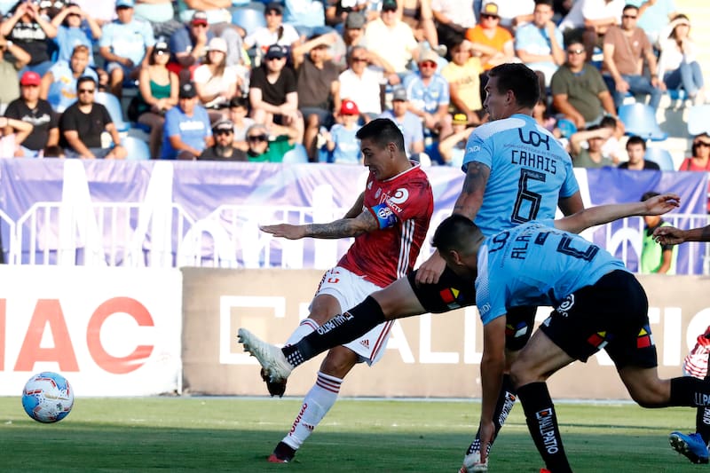 Marzo de 2020: el defensa de la U le marca a O'Higgins. Sumó 57 goles por el equipo azul.