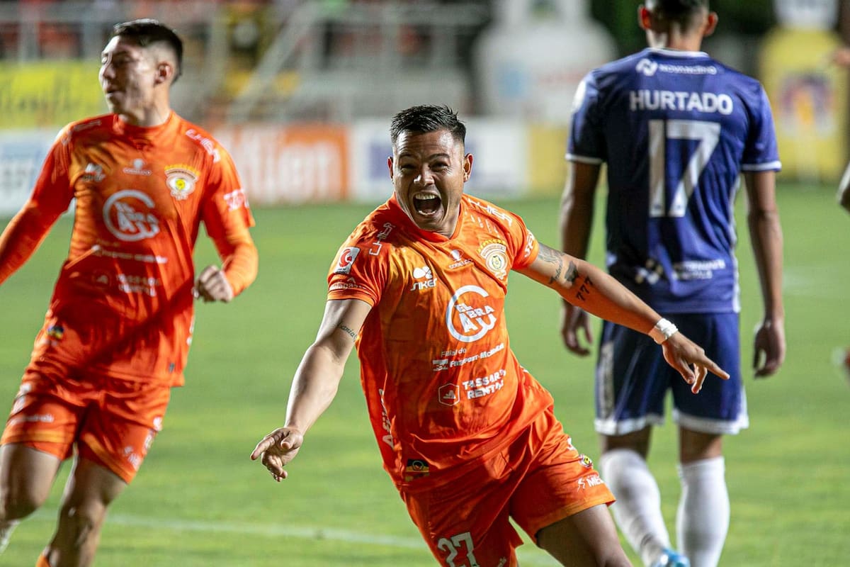 El extremo argentino celebrando en Cobreloa ante Antofagasta. Foto: ATON.