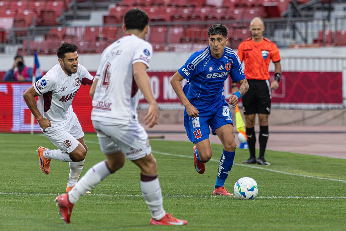 el lateral zurdo en el duelo frente a Lanús por Copa Sudamericana. Foto: Felipe Escobedo.