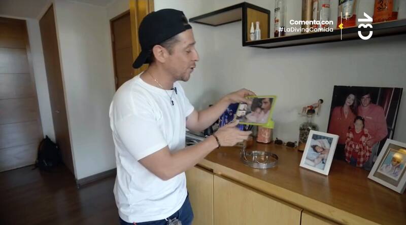 Matías Vega mostró los recuerdos que hay en su casa.