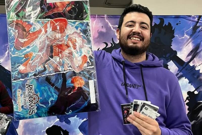 En sus manos, el actual campeón sujeta un playmat avaluado por sobre el millón de pesos, además de cartas que vendió, en total, por más de $2 millones.