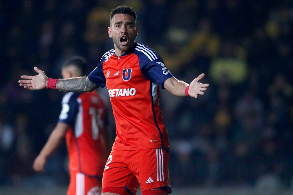 dando indicaciones en partido de Universidad de Chile. Foto: Aton