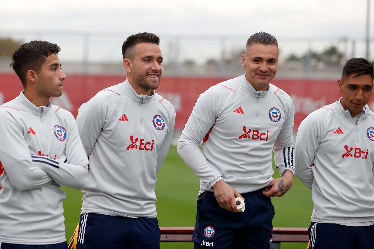 Matías Zaldivia comparte con sus compañeros de la U Lucas Assadi, Cristóbal Campos y Renato Cordero.