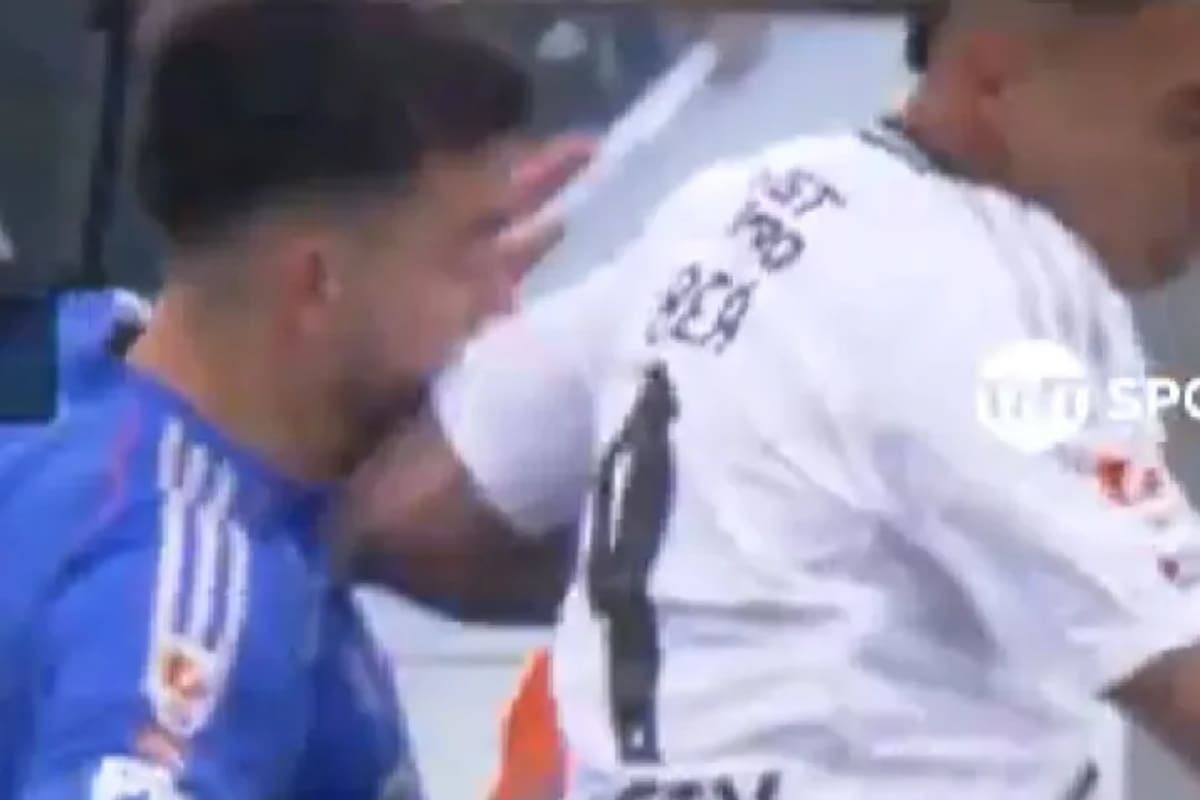 El defensor recibió fuerte codazo.