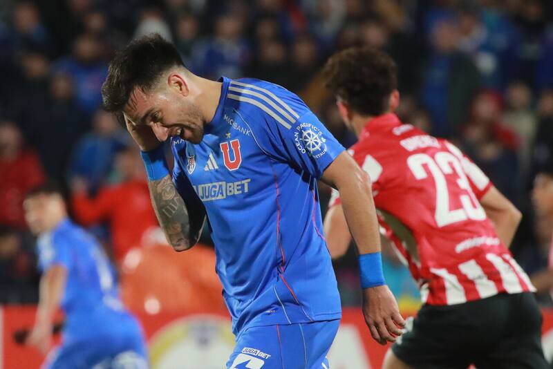 El zaguero viajó a Brasil con la U pese a estar suspendido. Foto: Aton.