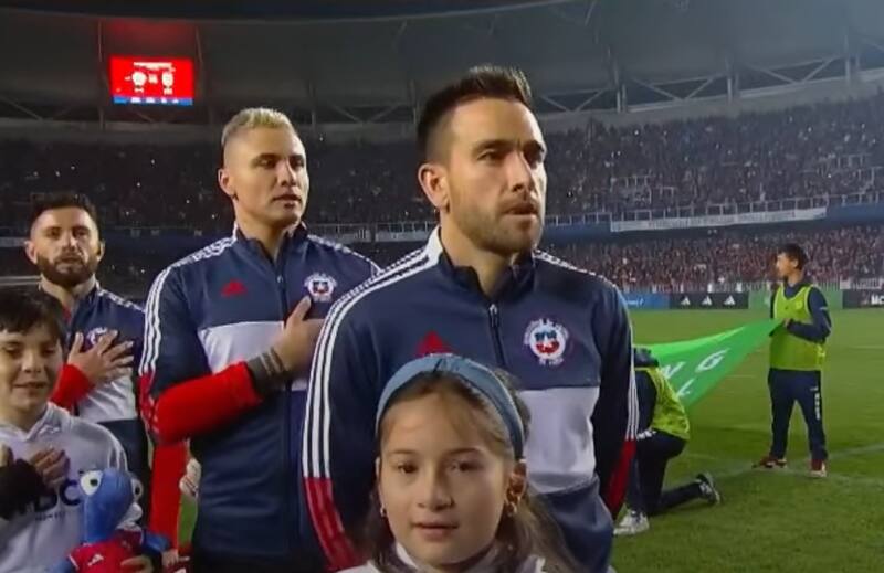 El defensa nacido en Argentina se lució cantando el himno de Chile en su debut por La Roja. (Foto: Captura)