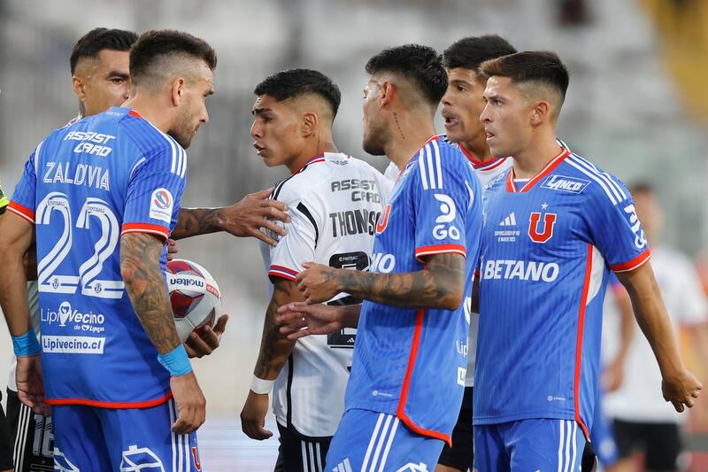 Matías Zaldivia y Jhordy Thompson se enfrascaron en una discusión en el Colo Colo vs La U. Crédito: Agencia Aton.