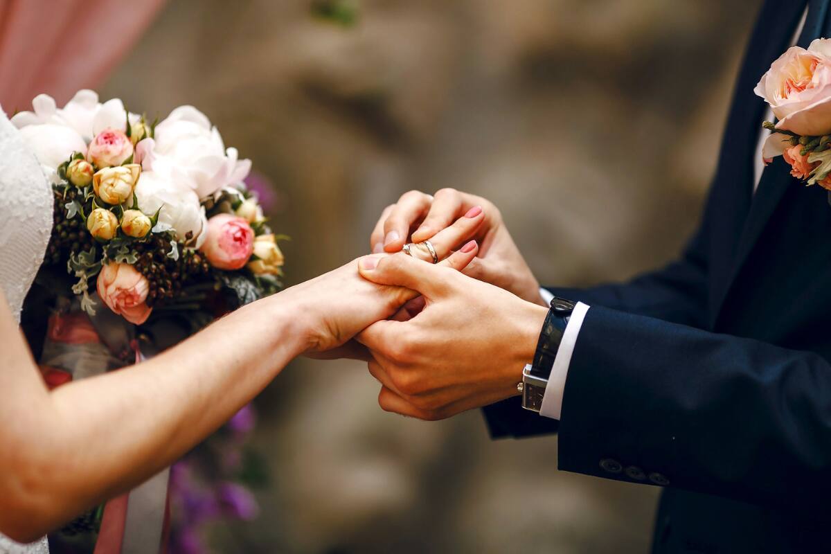 Revisa si puedes cobrar el monto que ofrece Caja 18 para los recién casados.