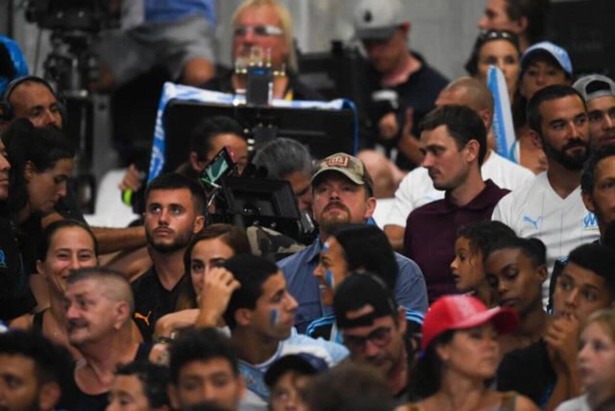 Matt Damon (con gorro) durante un partido del Olympique de Marsella.