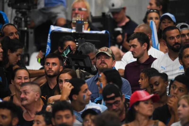 Matt Damon (con gorro) durante un partido del Olympique de Marsella.
