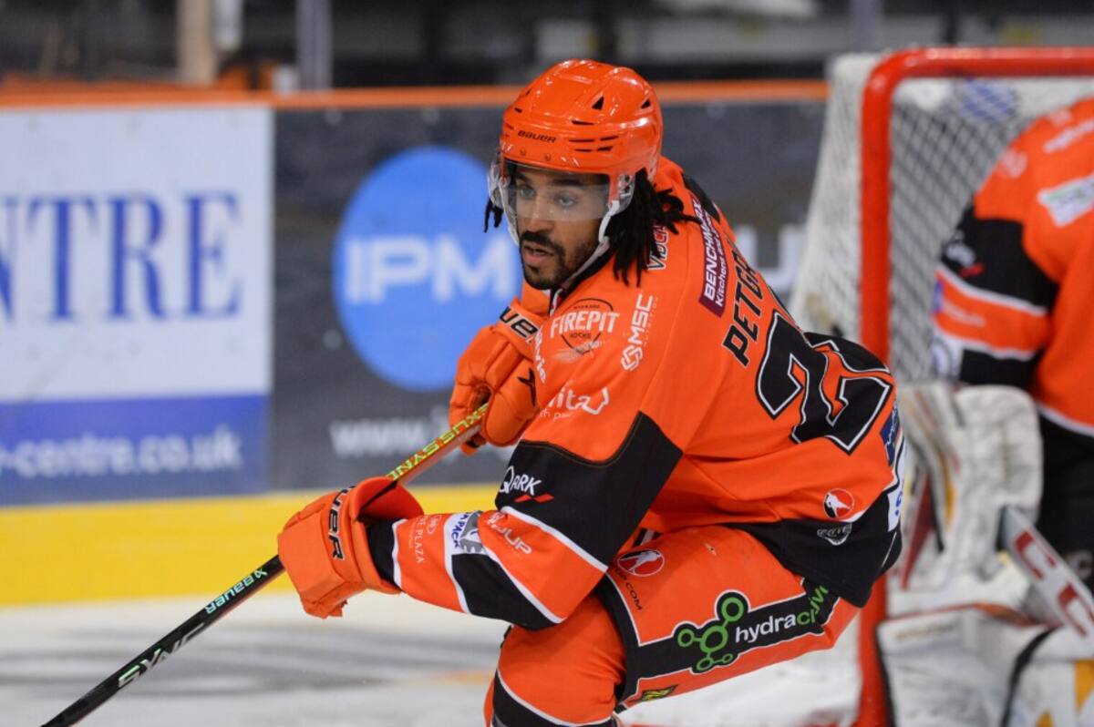 El hockista sobre hielo de Sheffield Steelers mató involuntariamente a un rival durante un partido de la liga inglesa.