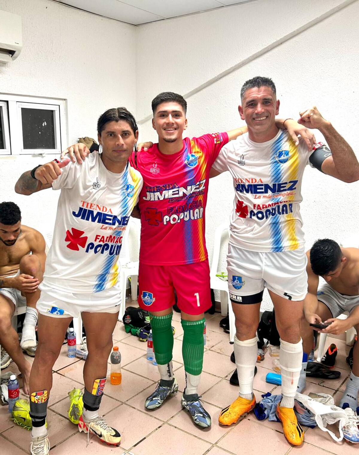 Juega en la primera división del fútbol de República Domincana.