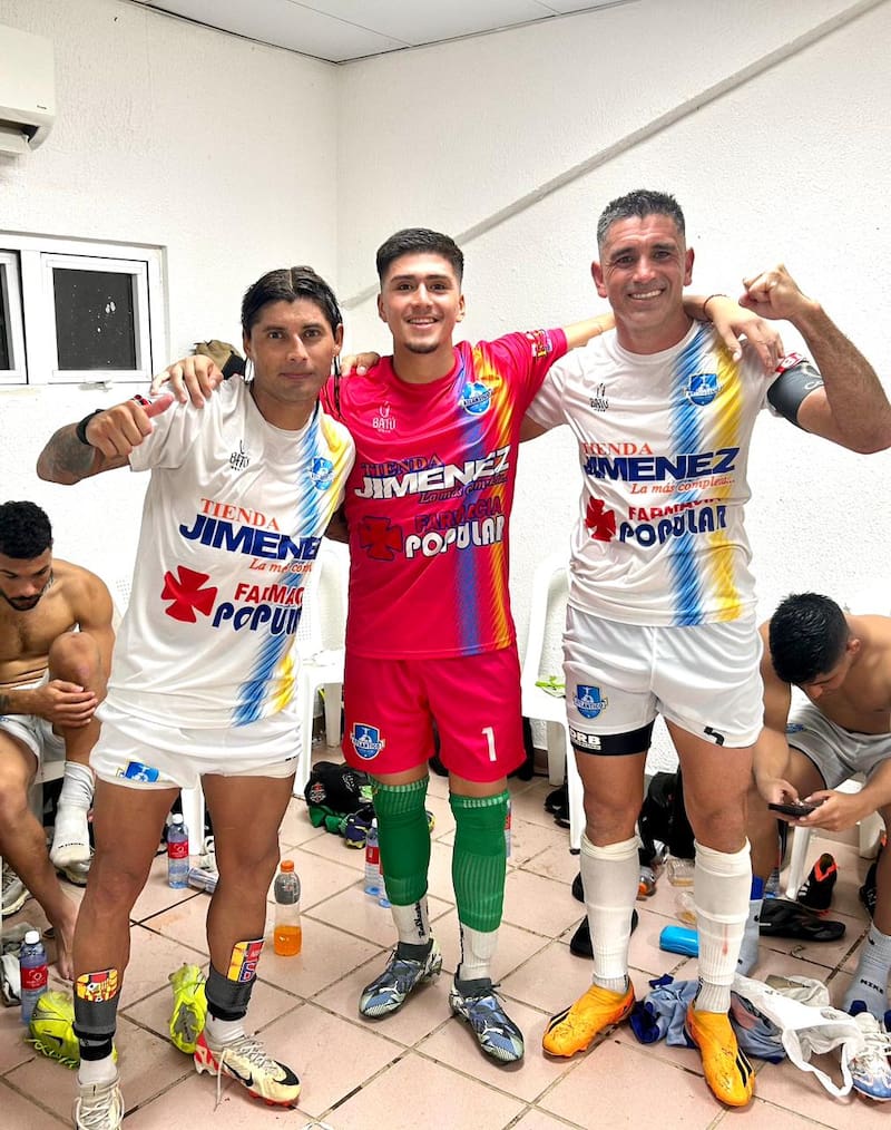Juega en la primera división del fútbol de República Domincana.