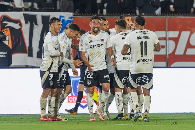El lateral abandonó Colo Colo y con ello liberó una importante masa salarial. Foto: Felipe Escobedo