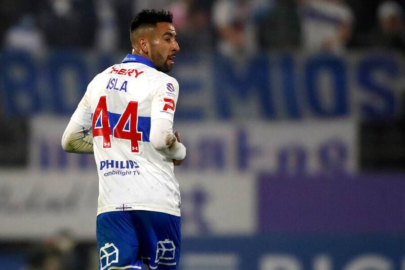Distanciado de los referentes y apuntados por sus compañeros: Revelan situaciones que han alejado a Mauricio Isla del plantel y del cuerpo técnico de la UC. Foto: Aton.