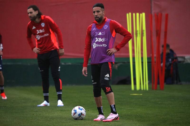 Mauricio Isla no apareció en ninguna de las formaciones que probó Gareca.