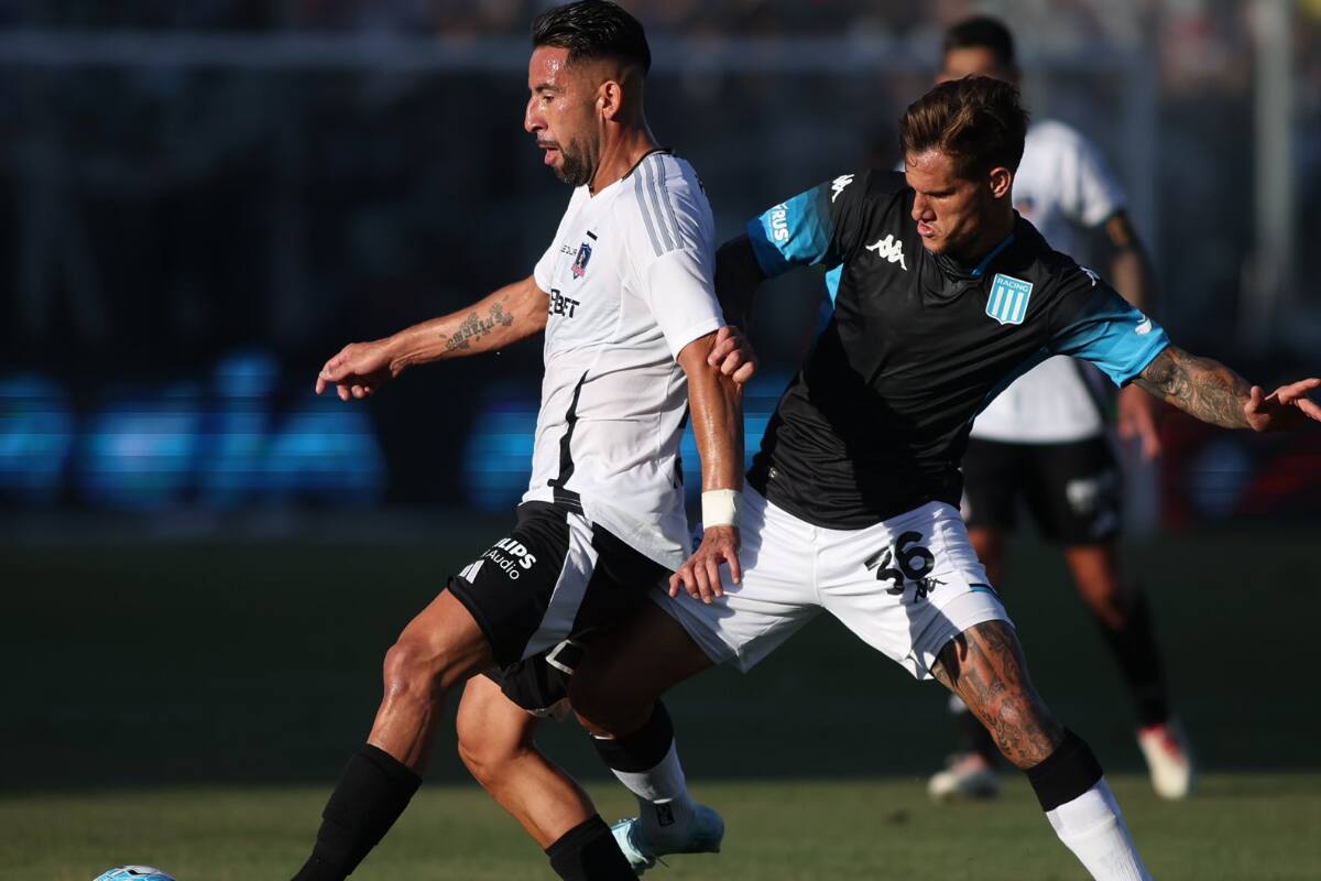 se aplicó hielo en una pierna tras ser reemplazado ante Racing. (Foto: @ColoColo)