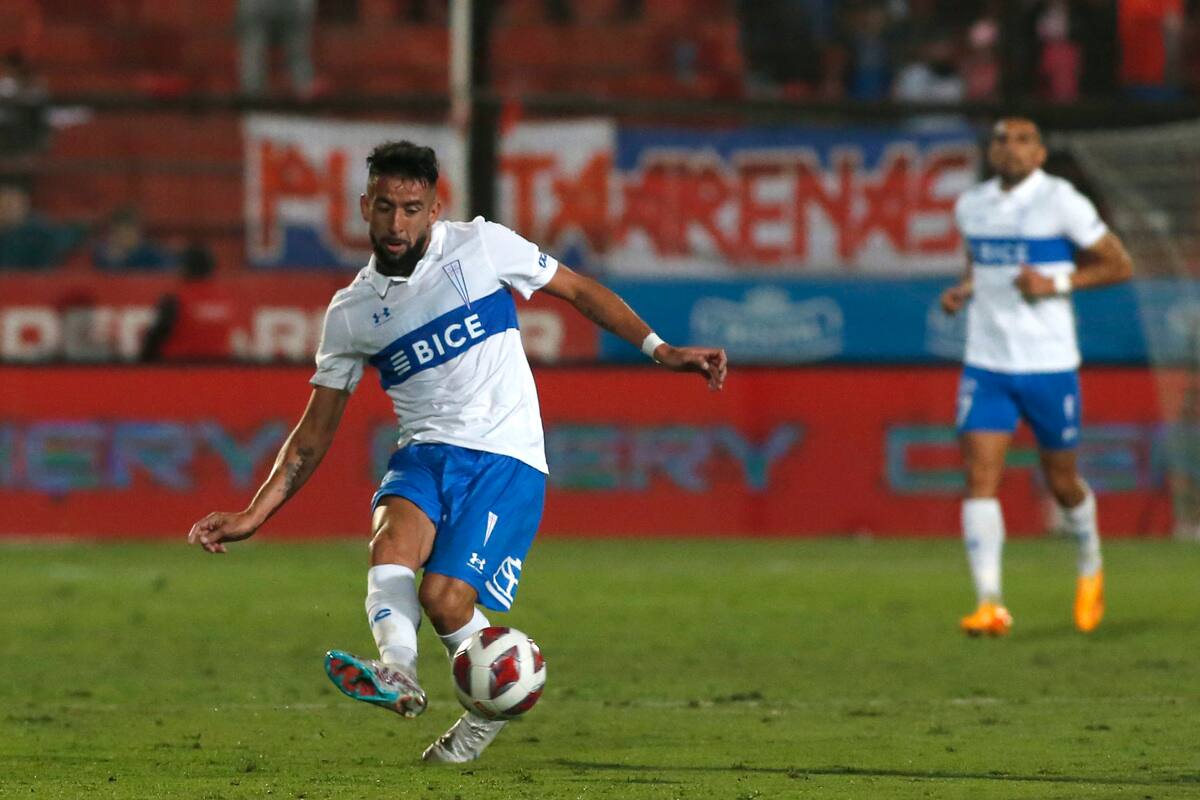 Mauricio Isla no pasa por su mejor momento en Club Universidad Católica. Crédito: Agencia Aton.