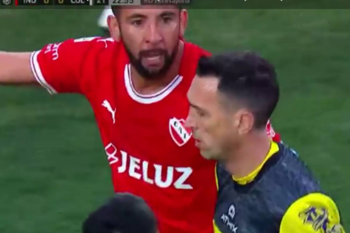 El lateral chileno cometió un penal en su segundo partido con Independiente de Avellaneda. (Foto: Captura)