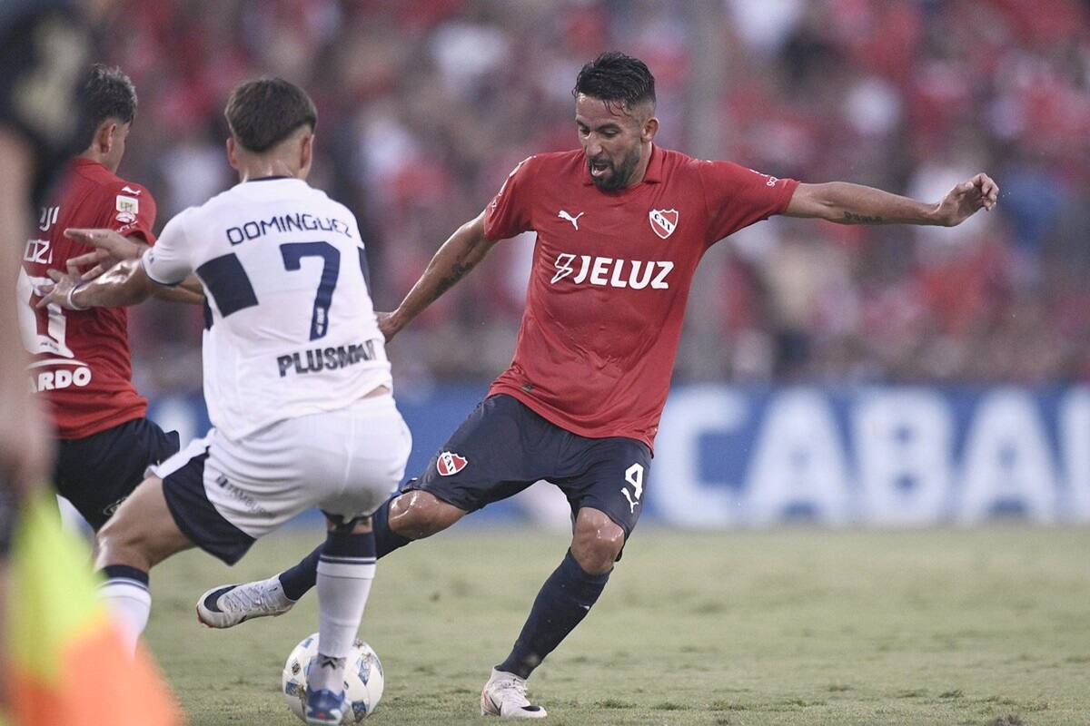 enfrentando a Gimnasia y Esgrima La Plata en la Liga Profesional de Argentina
