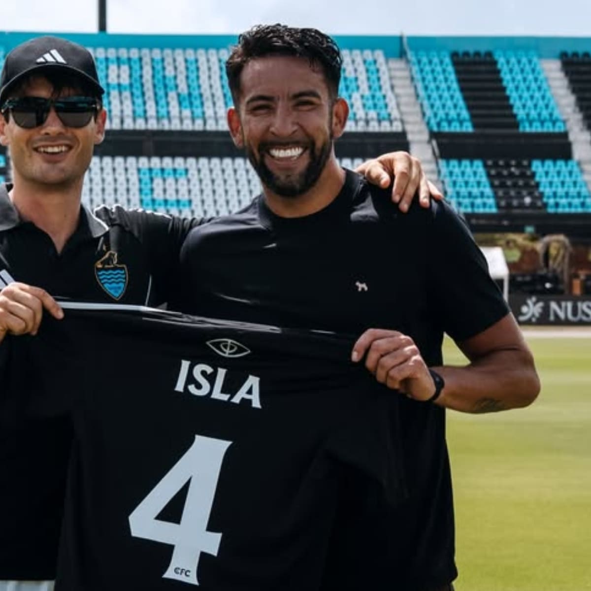 “Leyenda del fútbol chileno”: Mauricio Isla posó con nueva camiseta tras su salida de Colo-Colo