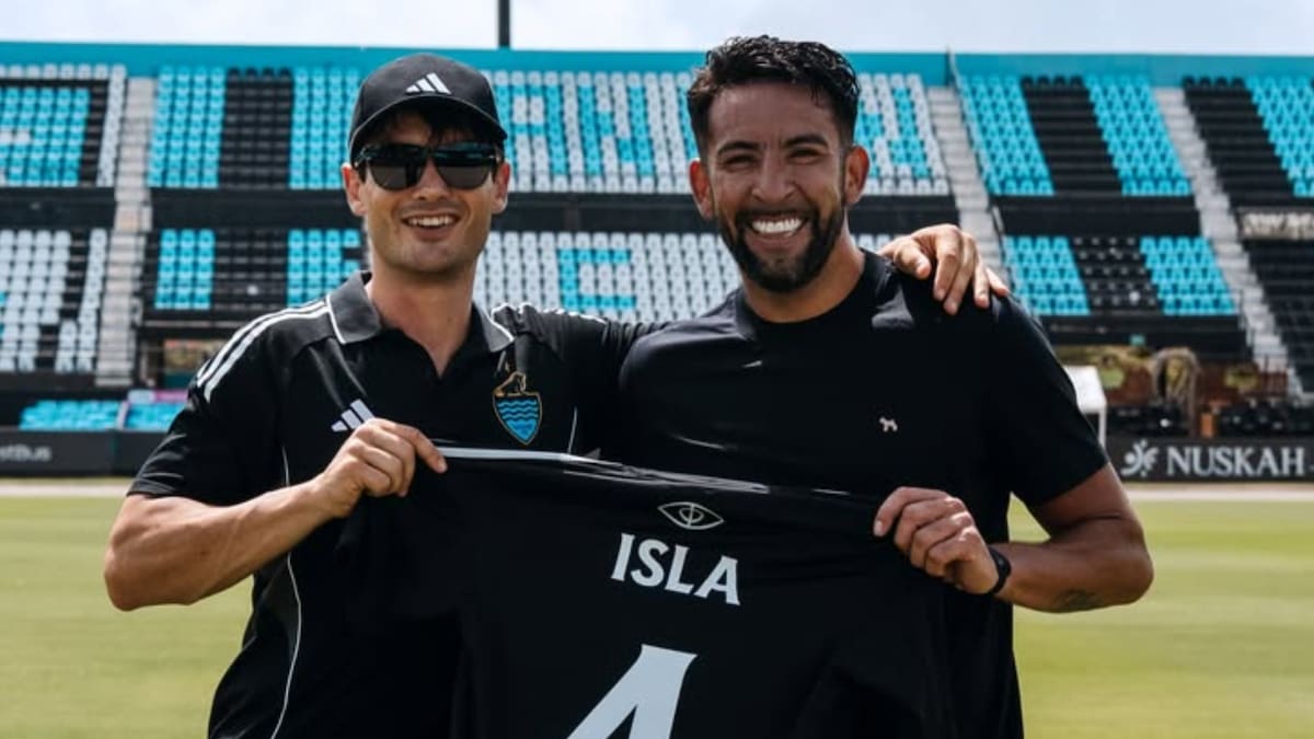 “Leyenda del fútbol chileno”: Mauricio Isla posó con nueva camiseta tras su salida de Colo-Colo