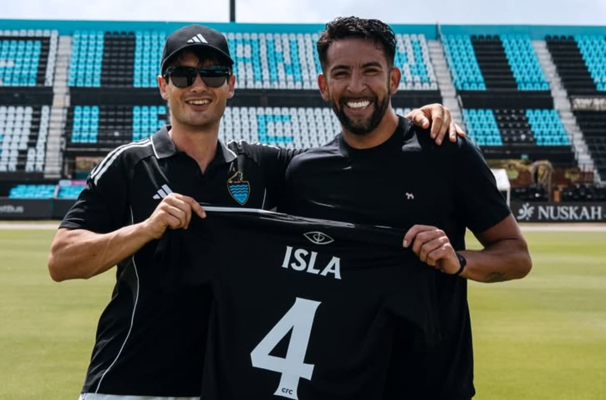 “Leyenda del fútbol chileno”: Mauricio Isla posó con nueva camiseta tras su salida de Colo-Colo