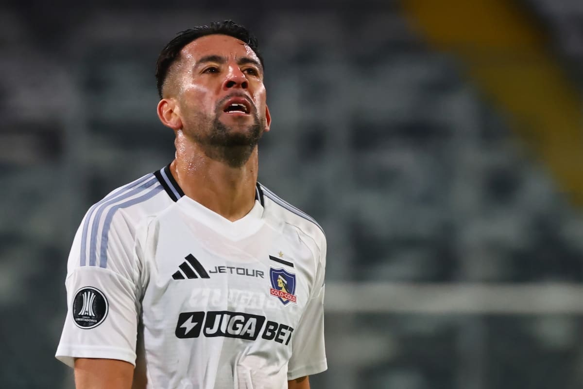 El lateral derecho jugando por Colo Colo en el Estadio Monumental.
