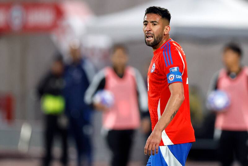 Mauricio Isla fue capitán y la fecha después fue borrado de la Selección Chilena. Foto: Aton.