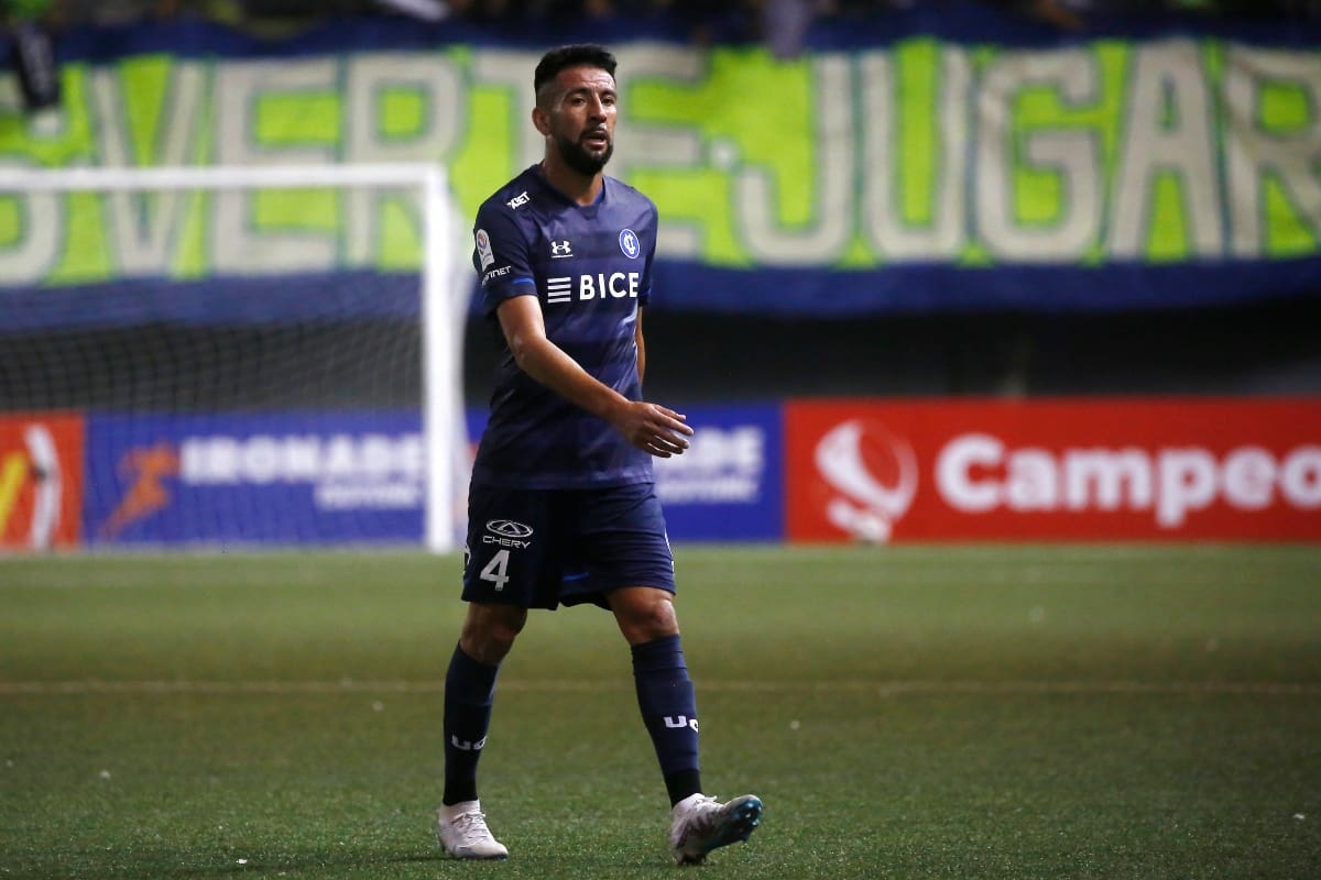Mauricio Isla no ha podido brillar en la UC. Foto: Agencia Aton.