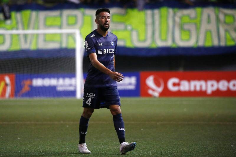 Mauricio Isla no ha podido brillar en la UC. Foto: Agencia Aton.